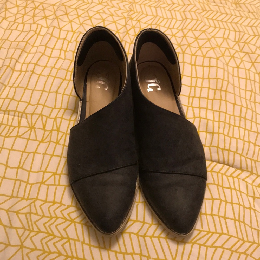 JG Black Side Cutout Flat Pointy toe bootie